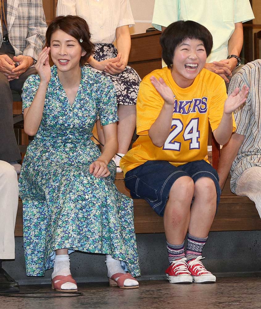 14年、舞台「君となら」で共演した竹内結子さん（左）とイモトアヤコ、