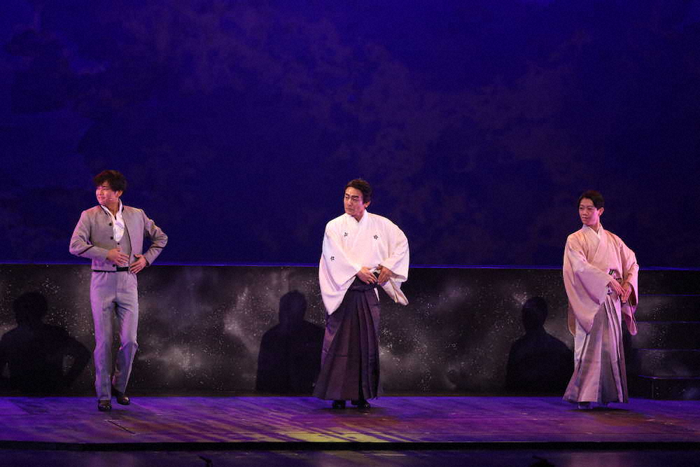 大阪松竹座でのイベント「GOEMON抄」でフラメンコを披露する（左から）今井翼、片岡愛之助、中村壱太郎