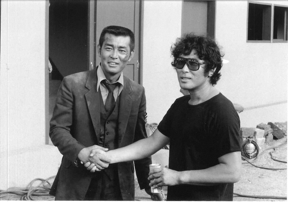 「西部警察」最終回、原田芳雄さん（右）と握手する渡哲也さん