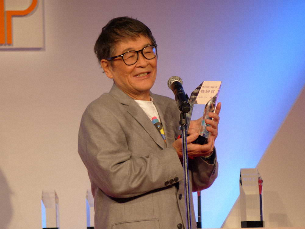 「第36回ATP賞」授賞式で特別賞を受賞した志村けんさんの代理で出席した仲本工事