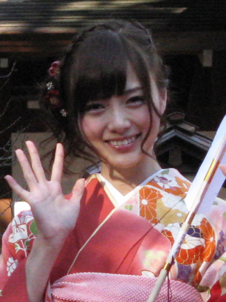 2013年1月、東京・乃木神社で成人式を行い、晴れ着姿で笑顔を見せる白石麻衣
