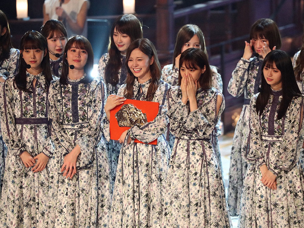 2018年12月、「シンクロニシティ」で日本レコード大賞を受賞して感極まる白石麻衣（中央左）と西野七瀬