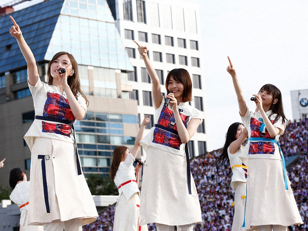 2018年07月、乃木坂46「2会場同時開催ライブ」で熱唱する（左から）白石麻衣、西野七瀬、齋藤飛鳥