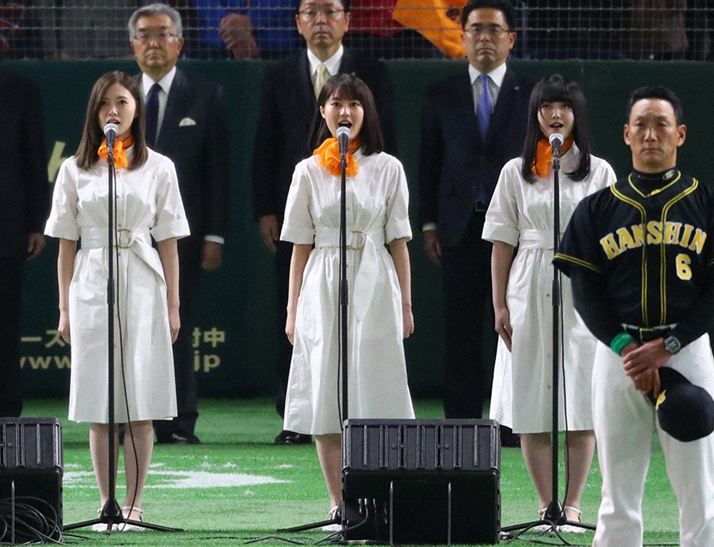 18年3月　巨人―阪神のプロ野球開幕戦で国歌斉唱する左白石麻衣（左）