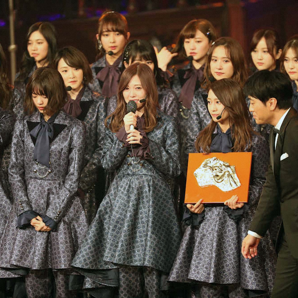 17年12月　白石麻衣（手前中央）と西野七瀬がダブルセンターを務めた「インフルエンサー」で日本レコード大賞を初受賞