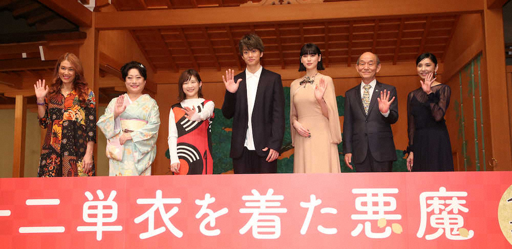 伊藤健太郎（中央）は黒木瞳監督（右端）の映画「十二単衣を着た悪魔」に出演