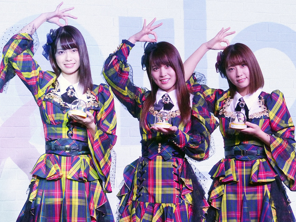 東京・有明「スモールワールズTOKYO」の公式アンバサダーに就任した(左から)AKB48の小田えりな、岡部麟、清水麻璃亜