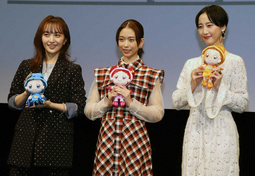 アニメ映画「魔女見習いをさがして」が東京国際映画祭で上映され、舞台挨拶を行った（左から）百田夏菜子、森川葵、松井玲奈