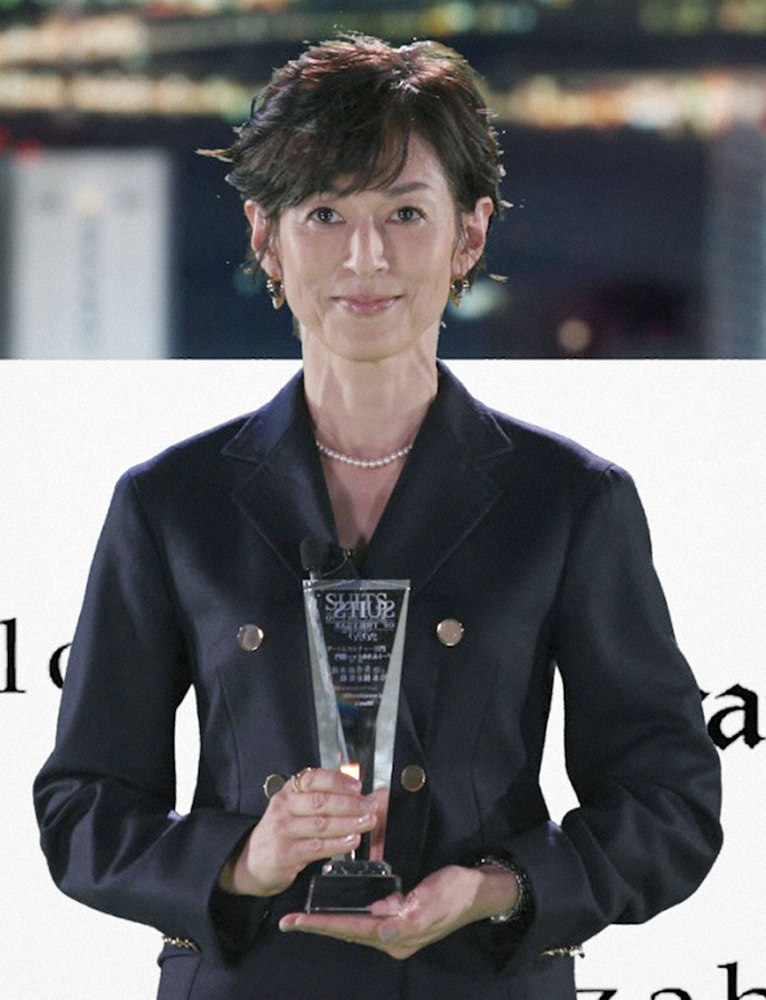 鈴木保奈美　日本人女性初スーツオブザイヤー受賞、20年は「スーツの一年に」