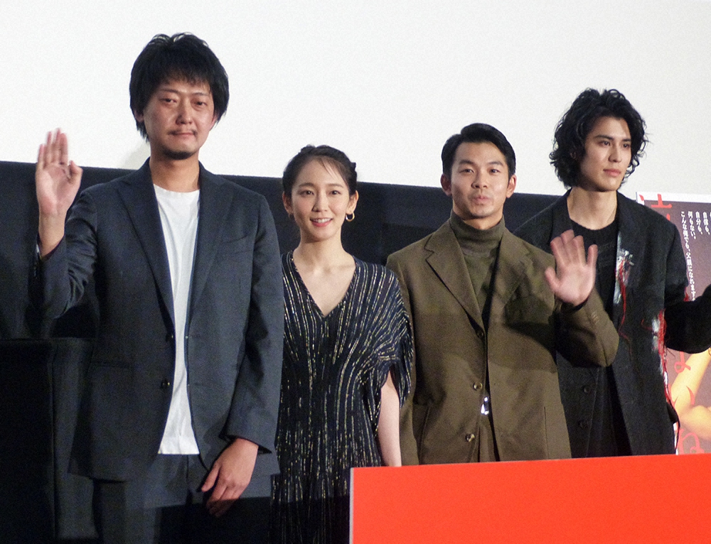 舞台あいさつした（左から）佐藤快磨監督、吉岡里帆、仲野大賀、寛一郎