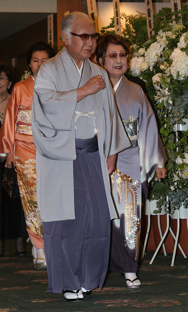 中村獅童の結婚披露宴に出席した坂田藤十郎さんと扇千景夫人（2015年5月撮影）