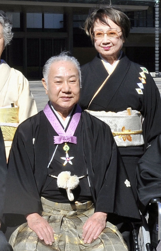 09年11月、文化勲章の親授式で記念写真に納まる扇千景さんと坂田藤十郎さん
