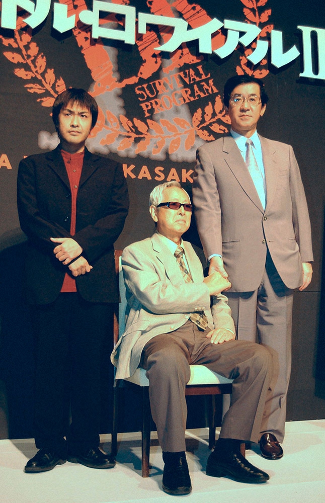 2002年9月、映画「バトル・ロワイアルII」企画発表会見に出席した（左から）深作健太プロデューサー、深作欣二監督、東映社長の岡田裕介氏