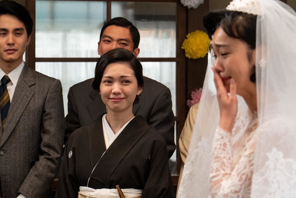 【画像・写真】連続テレビ小説「エール」第117話。結婚式で感涙する華（古川琴音・右端）（C）NHK