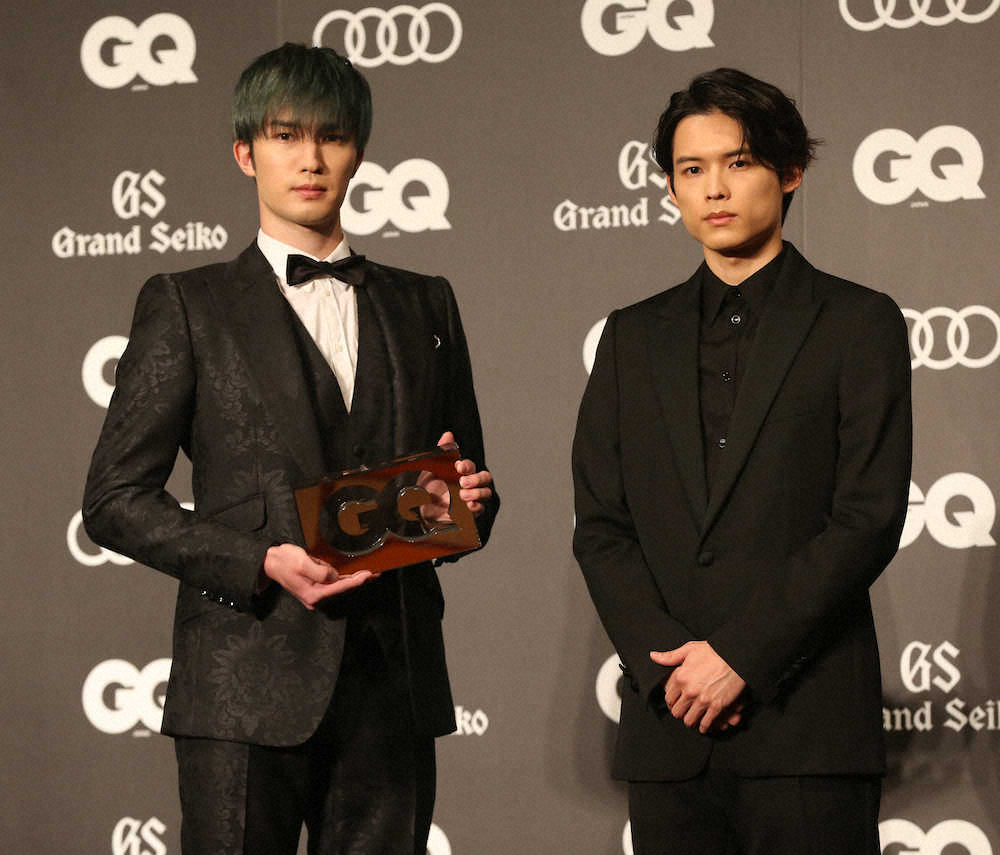 「GQ　MEN　OF　THE　YEAR　2020」でポップ・アイコン・オブ・ザ・イヤー賞を受賞したSixTONESのジェシー（左）と松村北斗（撮影・西海　健太郎）