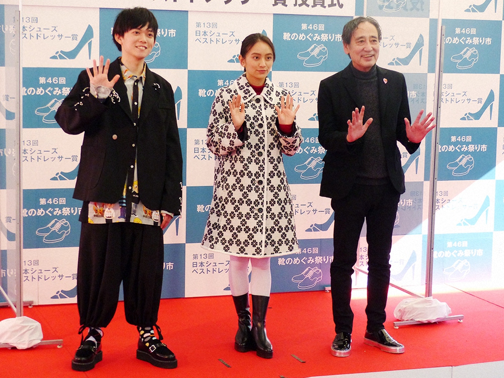 授賞式に出席した（左から）松丸亮吾、岡田結実、ルー大柴