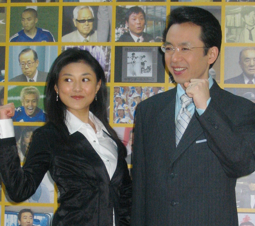 日本テレビの報道番組「真相報道バンキシャ！」年末スペシャルの発表を行った女優の菊川怜（左）と福澤朗アナウンサー（2003年撮影）