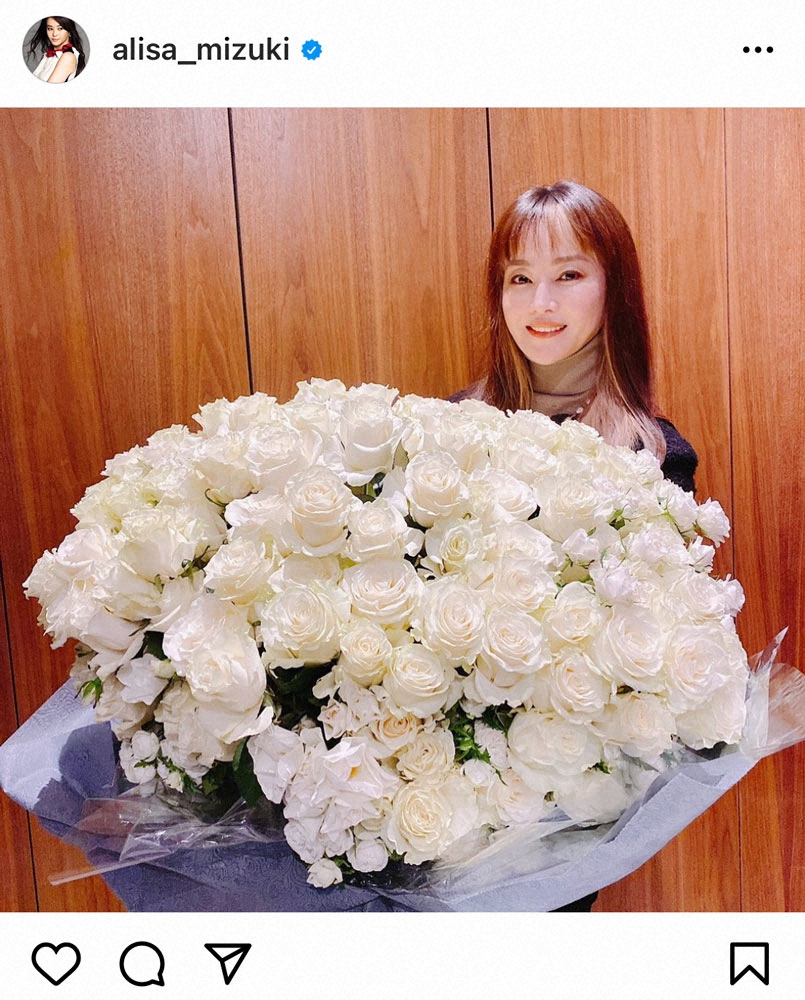 【画像・写真】観月ありさ44歳誕生日　体が隠れるほどの豪華花束にフォロワー衝撃「バブリーな花束」「バラはんぱない」