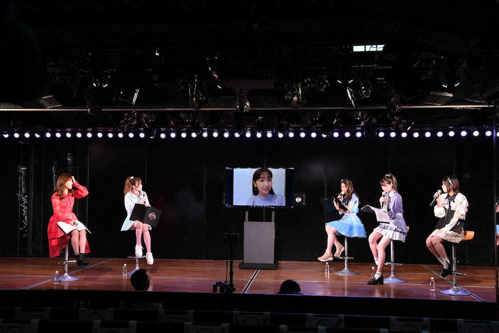AKB48劇場の15周年を記念した配信イベントにリモート出演した柏木由紀（中央）ら