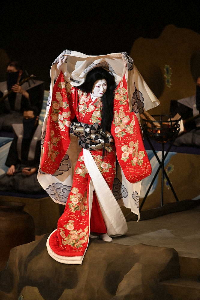 東京・歌舞伎座の「十二月大歌舞伎」の第4部「日本振袖始」で舞台復帰した坂東玉三郎（C）松竹