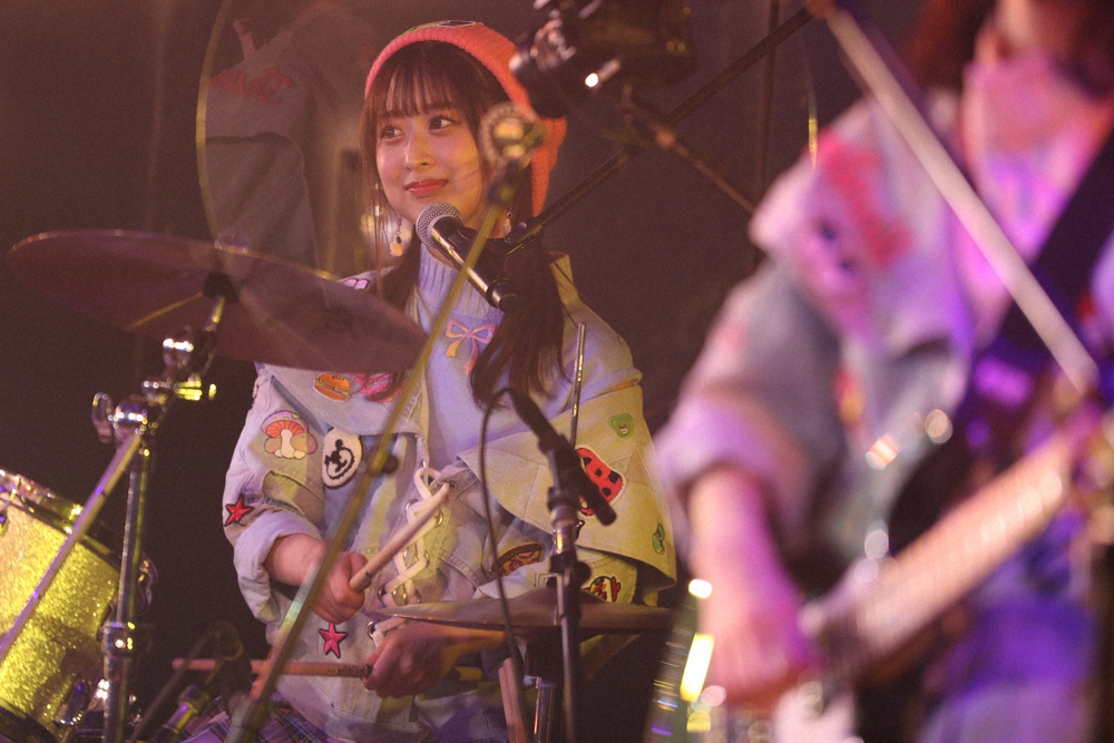 Lacetのライブでドラムをたたく吉橋柚花（C）AKB48