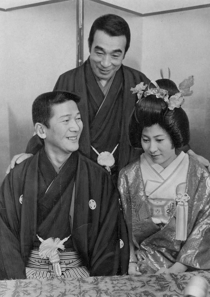 小松さん（左）の結婚式では植木等（後方）が仲人を務めた