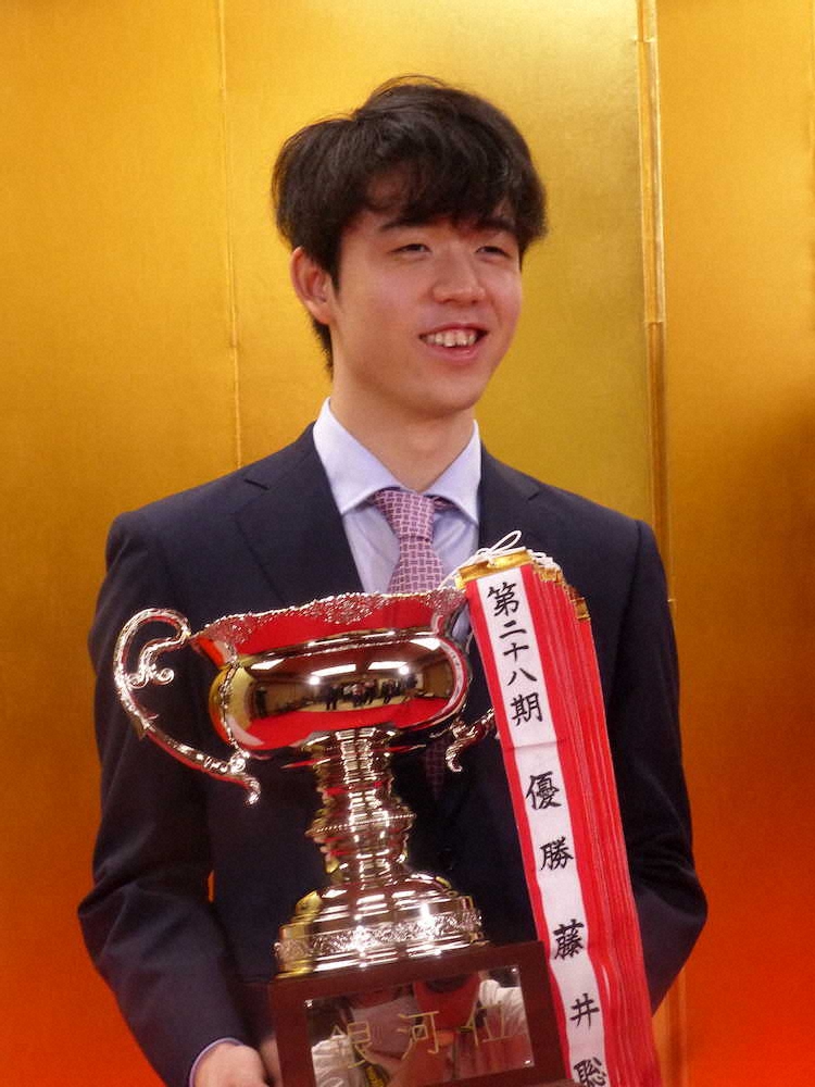 藤井聡太2冠　記録ずくめの2020年、銀河戦最年少V締め！久保九段称賛「ミスもない」