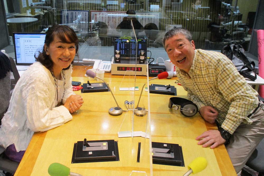 ニッポン放送「鶴光の噂のゴールデンリクエスト」のスタジオで笑顔を見せる田中美和子と笑福亭鶴光　　　　　　　　　　　　　　　　　　　　　　　　　　　　　　