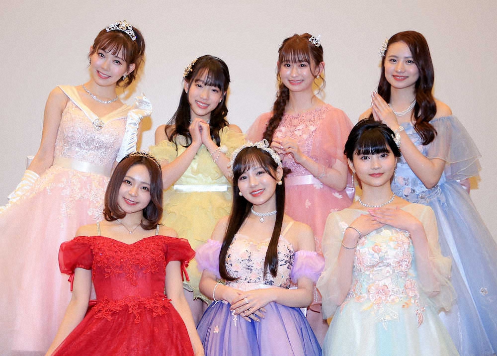 ～Ange　et　Folletta～の（前列左から）Aoi、Mika、Rena（後列左から）Miyuki（渡辺美優紀）、Miyuu、Minami、Kotomi（撮影・山内　愛子）