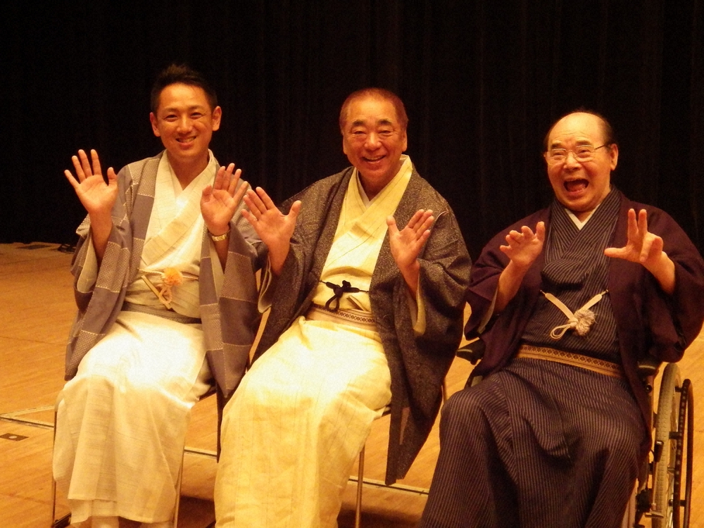 2016年8月、都電落語会2周年イベントに参加した（左から）三遊亭王楽、三遊亭好楽とともに笑顔を見せる林家こん平さん