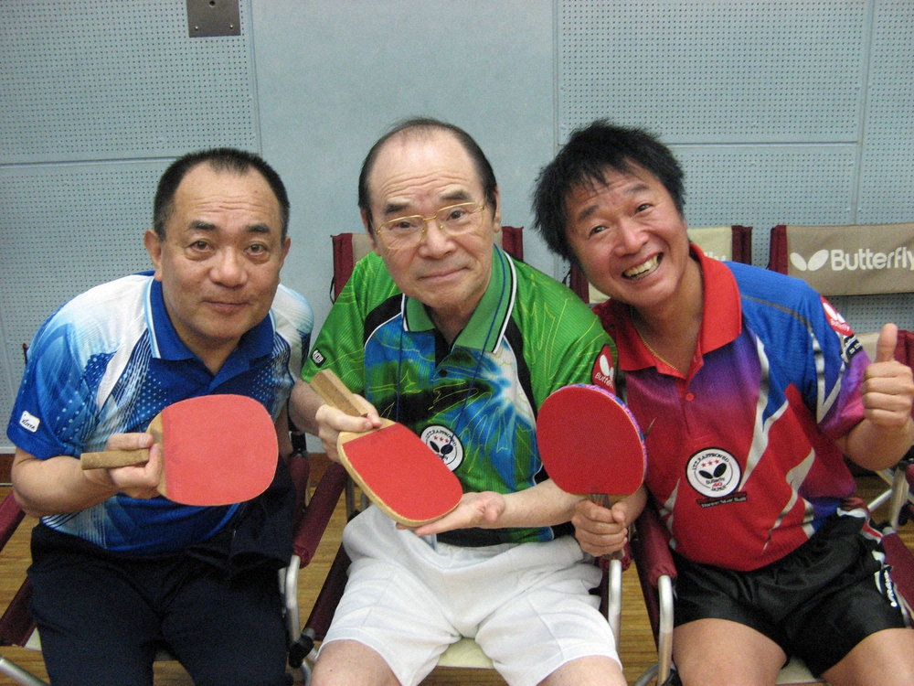 2010年1月、らくご卓球クラブ「新春初打ち会」でポーズをとる（左から）三遊亭小遊三、林家こん平さん、山田隆夫