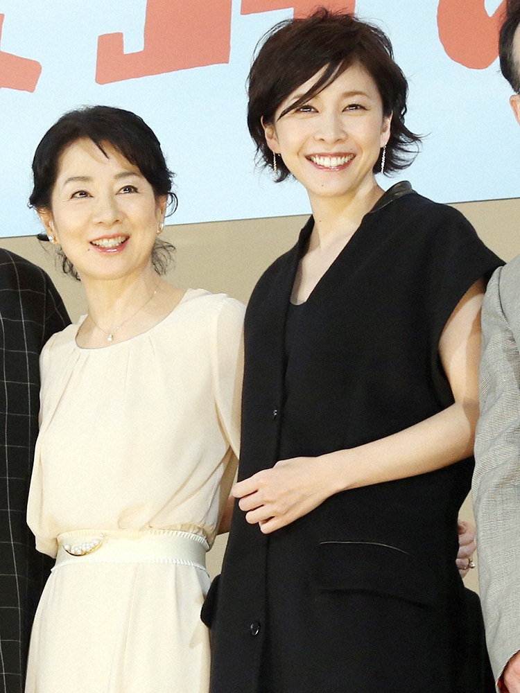 2014年の映画「ふしぎな岬の物語」で共演した吉永小百合(左)と竹内結子さん