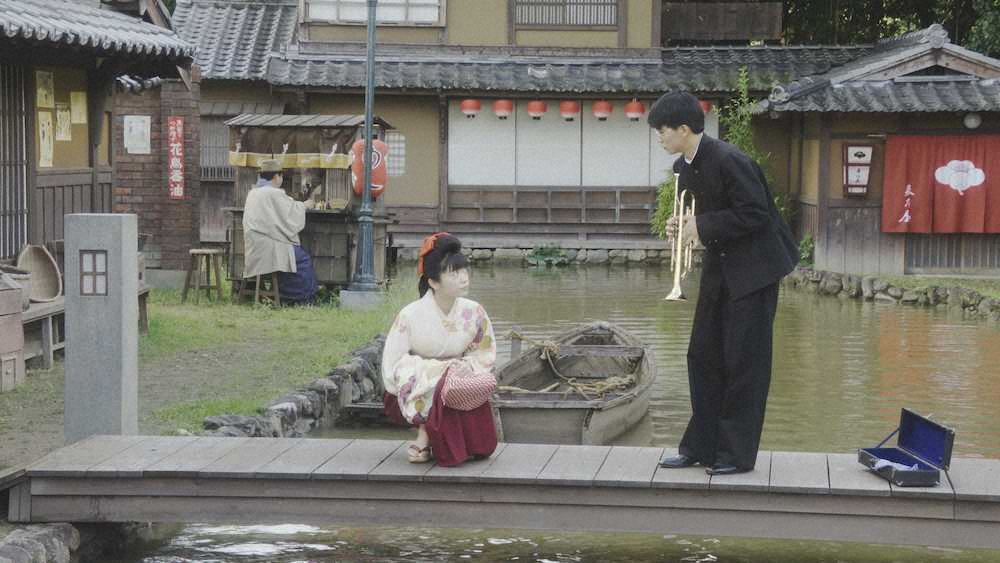 NHK連続テレビ小説「おちょやん」で、堀にかかる橋の上で話す、みつえ（東野絢香）と福助（井上拓哉）（C）NHK