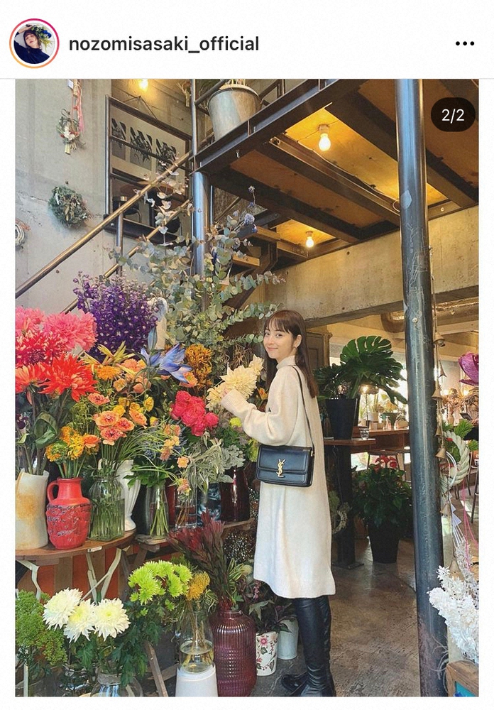 【画像・写真】佐々木希　「幸せな気持ちになる」花屋での休日ショットにファン「美の共演」「花に負けてないです」