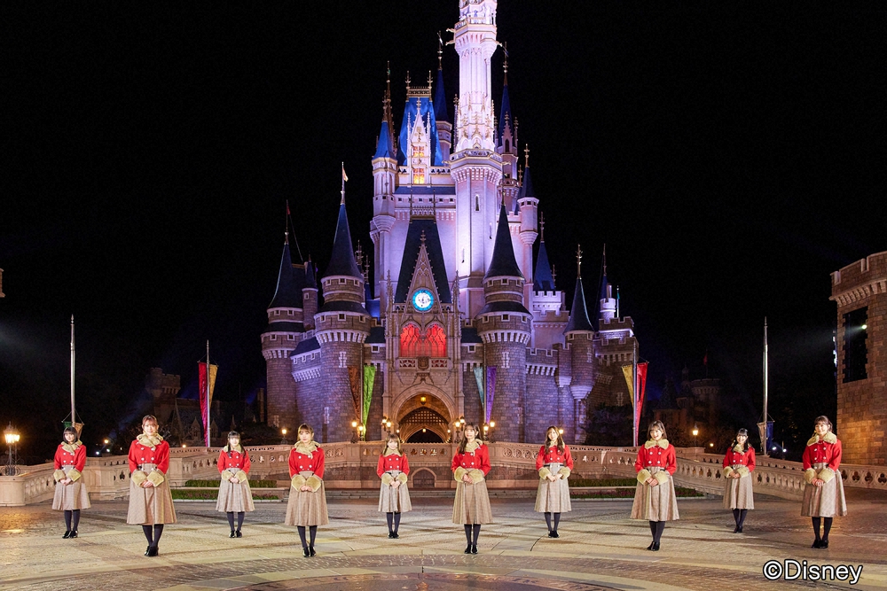 「紅白ディズニースペシャルメドレー」で「星に願いを」を披露する乃木坂46（C）Disney
