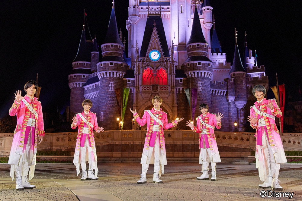 「紅白ディズニースペシャルメドレー」で「星に願いを」を披露するKing＆Prince（C）Disney