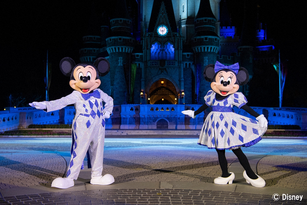 「紅白ディズニースペシャルメドレー」で「星に願いを」を披露するミッキーとミニー（C）Disney