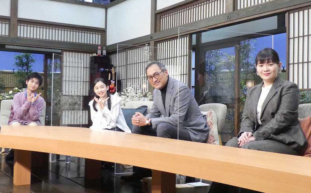 1月3日に放送される東日本大震災特番に出演する（左から）「Foorin」のひゅうが、もえの、渡辺謙、富田望生