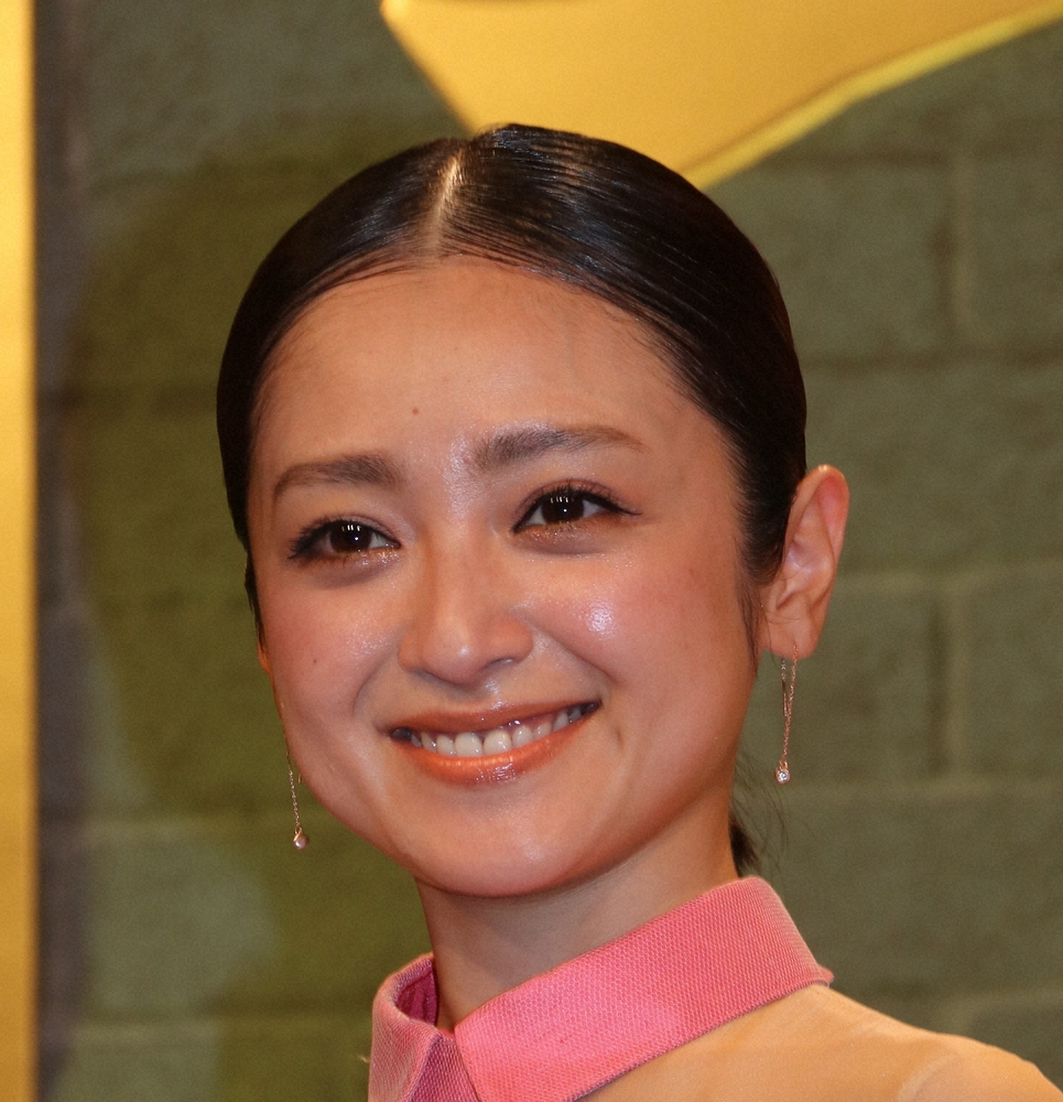 安達祐実、ブルーヘアから黒髪×インナーカラーに　「大人カッコいい」と反響