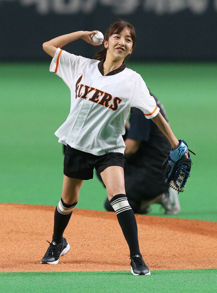 2017年06月24日、日本ハムー楽天戦で始球式を行う歌手の板野友美