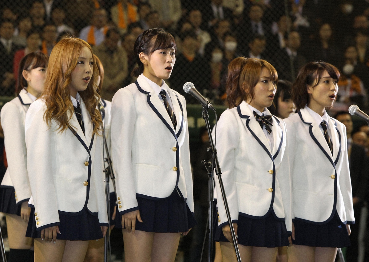 2012年03月30日、巨人ーヤクルト開幕戦で国歌斉唱を務めるＡＫＢ４８の（左から）板野友美、前田敦子、高橋みなみ（たかみな）、大島優子ら