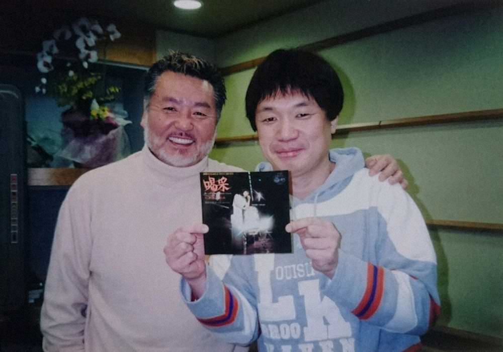 ２００４年に中村泰士さん（左）とラジオ番組で共演し、サインを頂きました