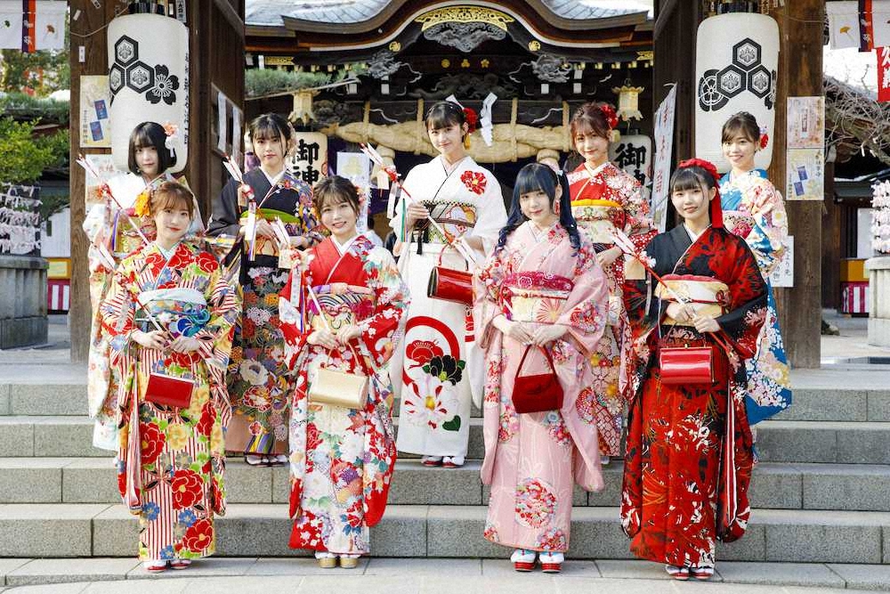 HKT秋吉優花「感謝伝える一年にしたい」、メンバー9人が地元・櫛田神社で成人式