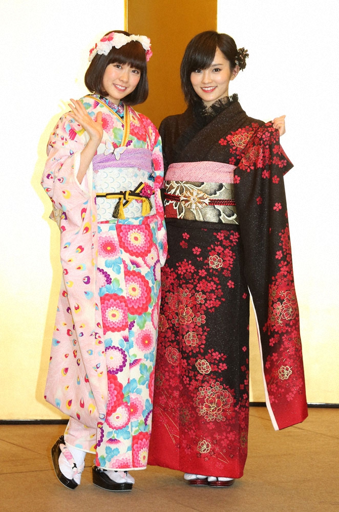 AKB48グループ成人式で晴れ着姿を披露する渡辺美優紀（左）と山本彩（2014年撮影）