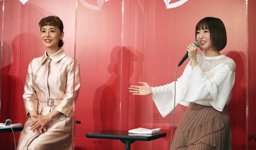 舞台「ローズのジレンマ」の製作発表に出席した神田沙也加(右)と大地真央