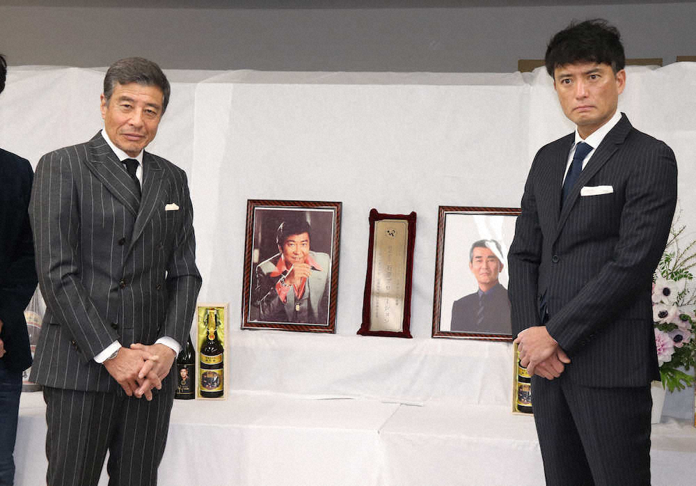 石原プロモーションの商号の看板と石原裕次郎さん、渡哲也さんの写真が飾られた祭壇の前で思い出を語った舘ひろし（左）と徳重聡