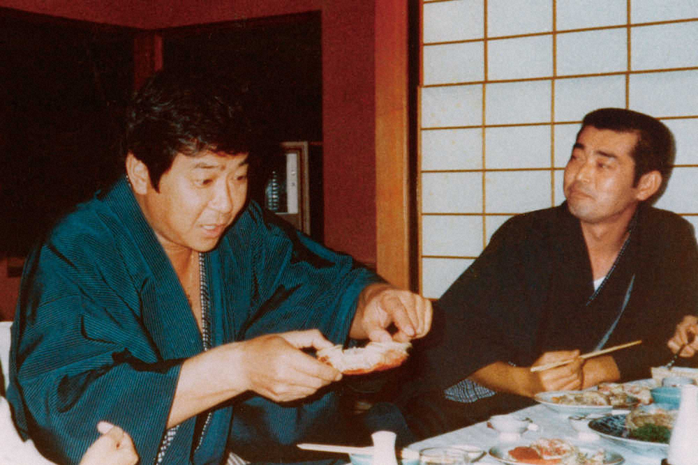 80年ごろ、福井県の芦原温泉の旅館「べにや」で和やかに食事をする裕次郎さん（左）と渡さん