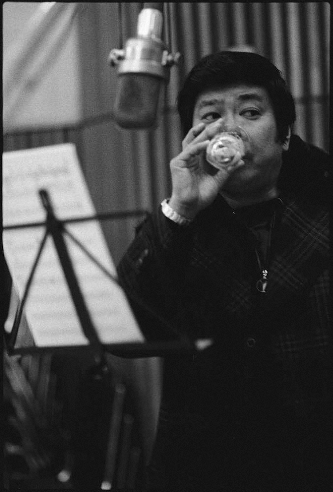 来月17日発売のアルバムの特典フォトブックに収録される石原裕次郎さんの未公開写真。レコーディングの合間にビールを飲む貴重なシーンをとらえている