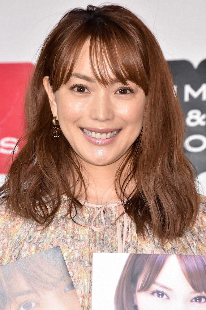 蛯原友里　撮影中の生足オフショットに反響　ショートパンツからすらり「美脚ですね」「きれい」