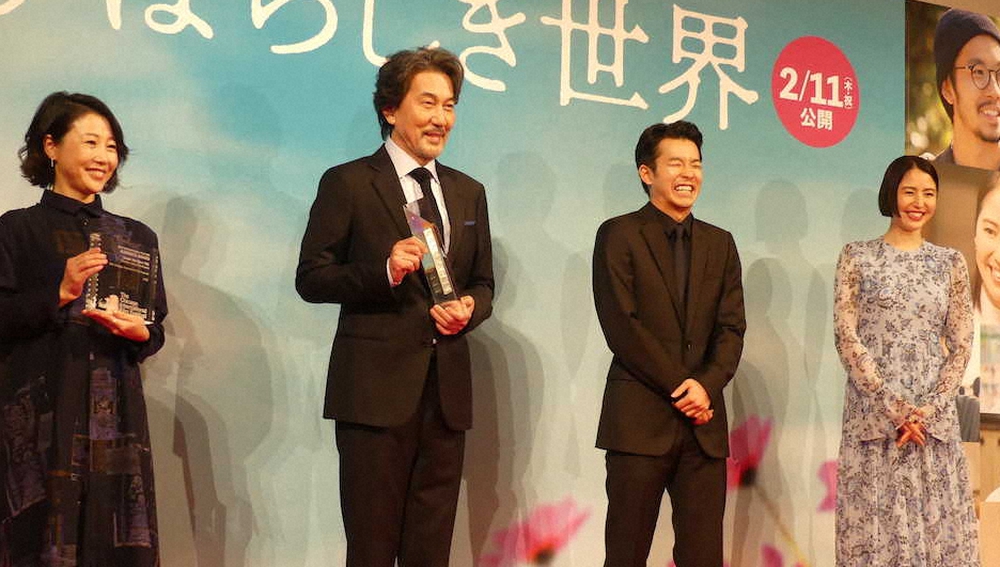 「すばらしき世界」の舞台あいさつに登場した（左から）西川美和監督、役所広司、仲野太賀、長澤まさみ